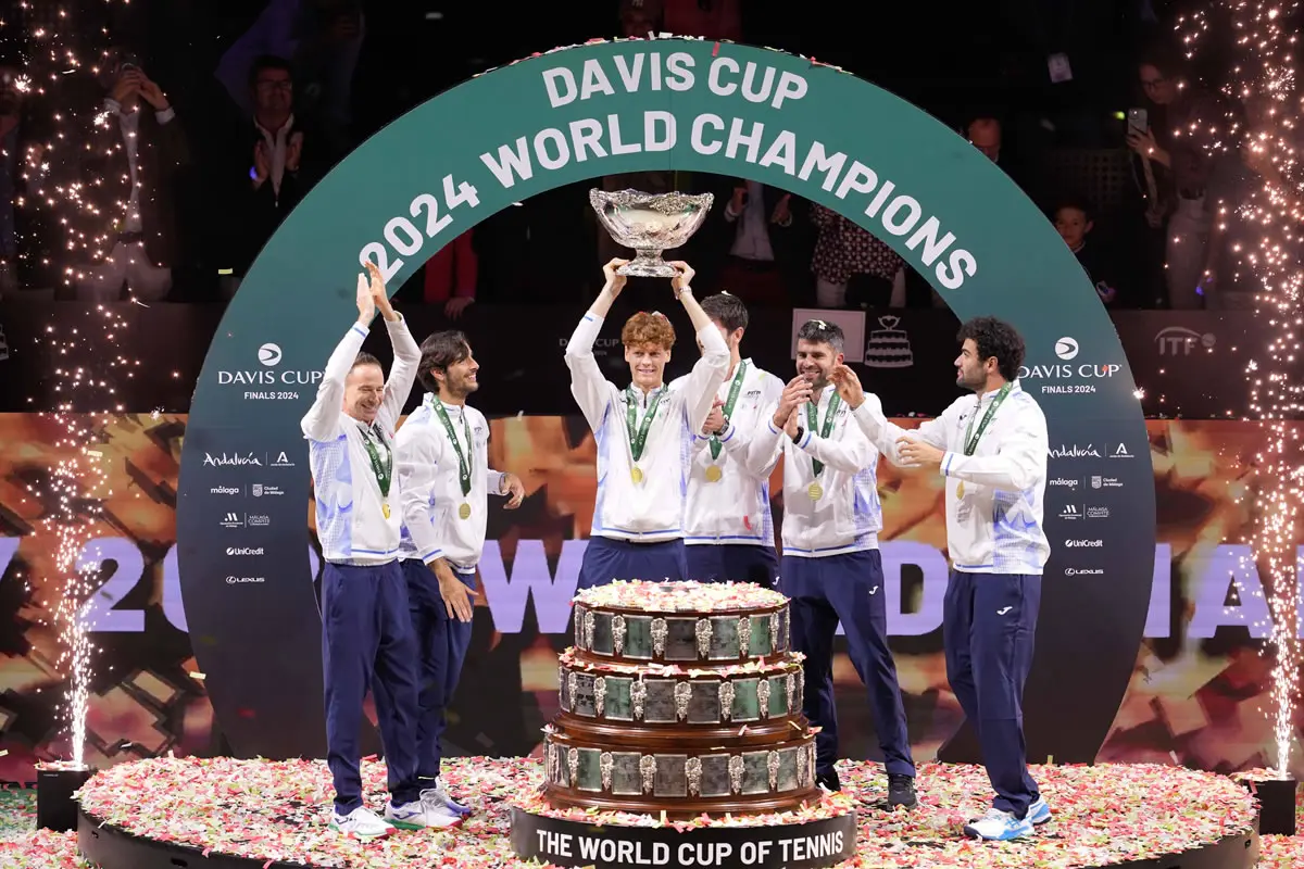 Die glücklichen Italiener bei der Siegerehrung des Davis Cups im Jahr 2024.