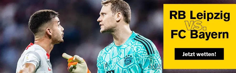 Manuel Neuer starrt einen RB Leipzig Spieler an.