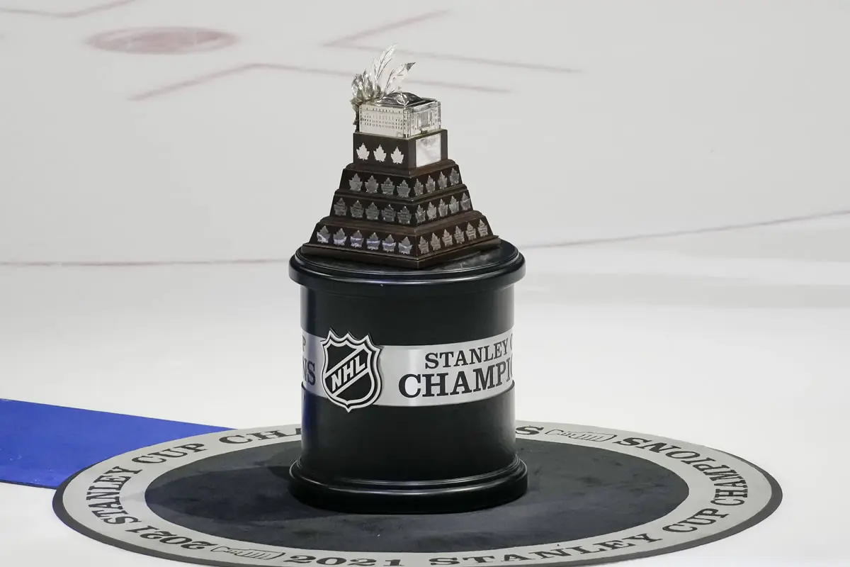 Ein Foto des Stanley Cups auf dem Eis.