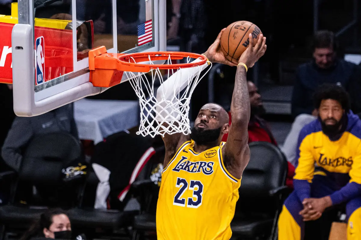 LeBron James von den Los Angeles Lakers dunkt den Ball.