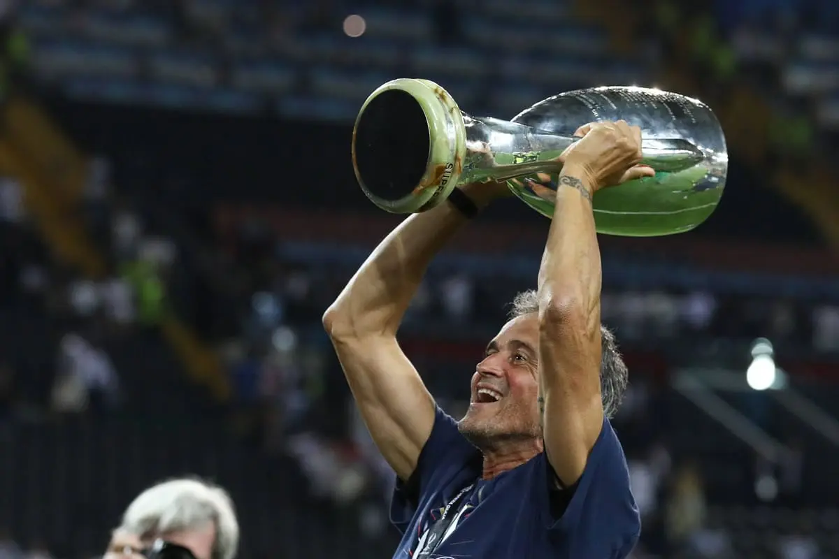 PSG-Coach Luis Enrique jubelt über den Gewinn der Champions League 2024/25.