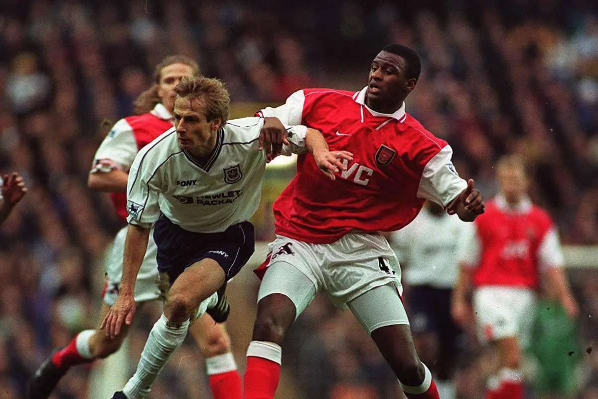 Jürgen Klinsmann (Tottenham Hotspur) und Patrick Viera (Arsenal) im Kampf um den Ball.