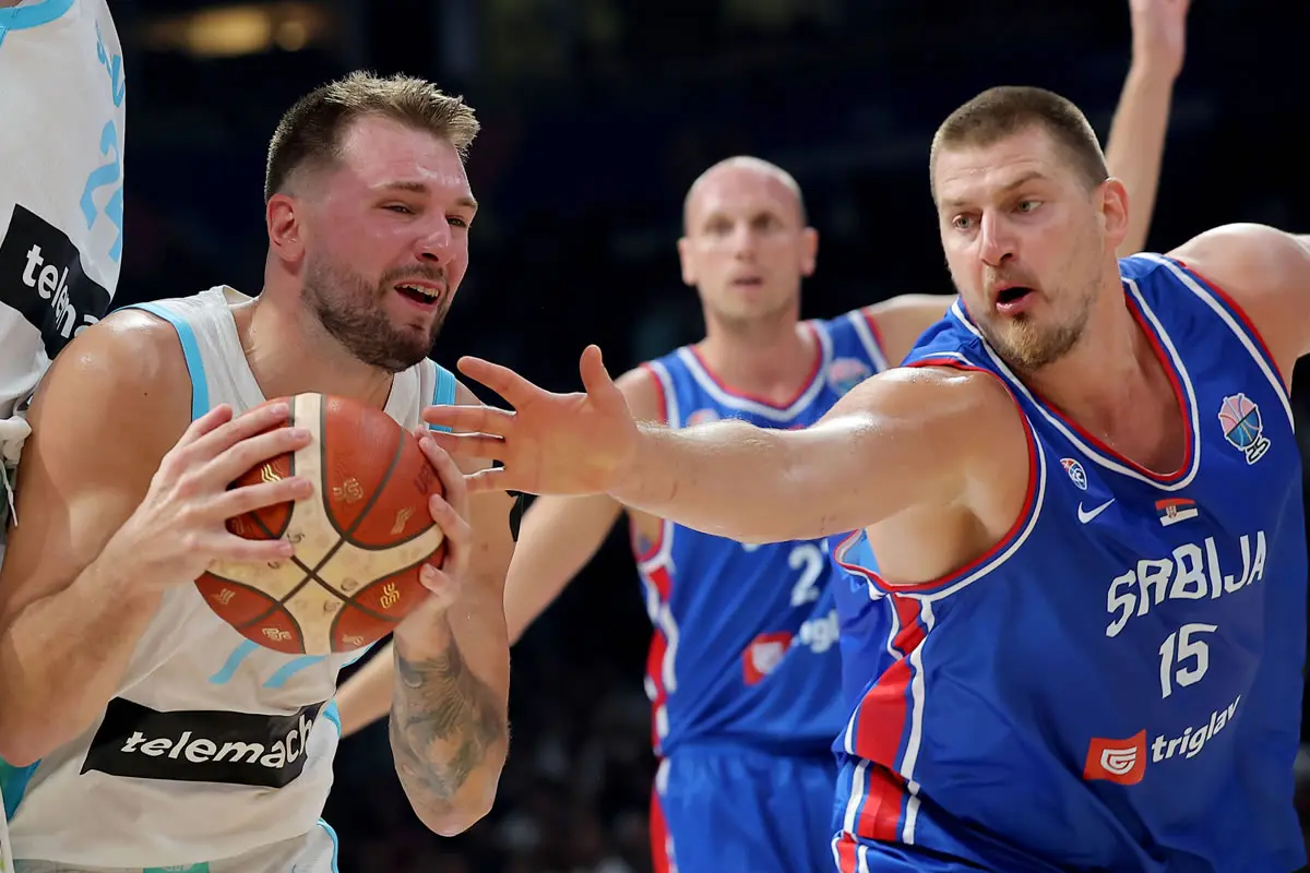 Luka Doncic aus Slowenien und Serbiens Nikola Jokic im Kampf um den Ball.