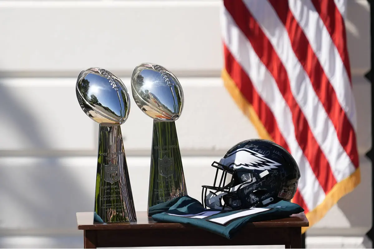 NFL, American Football Herren, USA Philadelphia Eagles Besuch im Weißen Haus 28. April 2025 Washington, DC, USA Zwei Vince Lombardi Trophäen, ein Helm und ein Trikot auf einem Tisch.