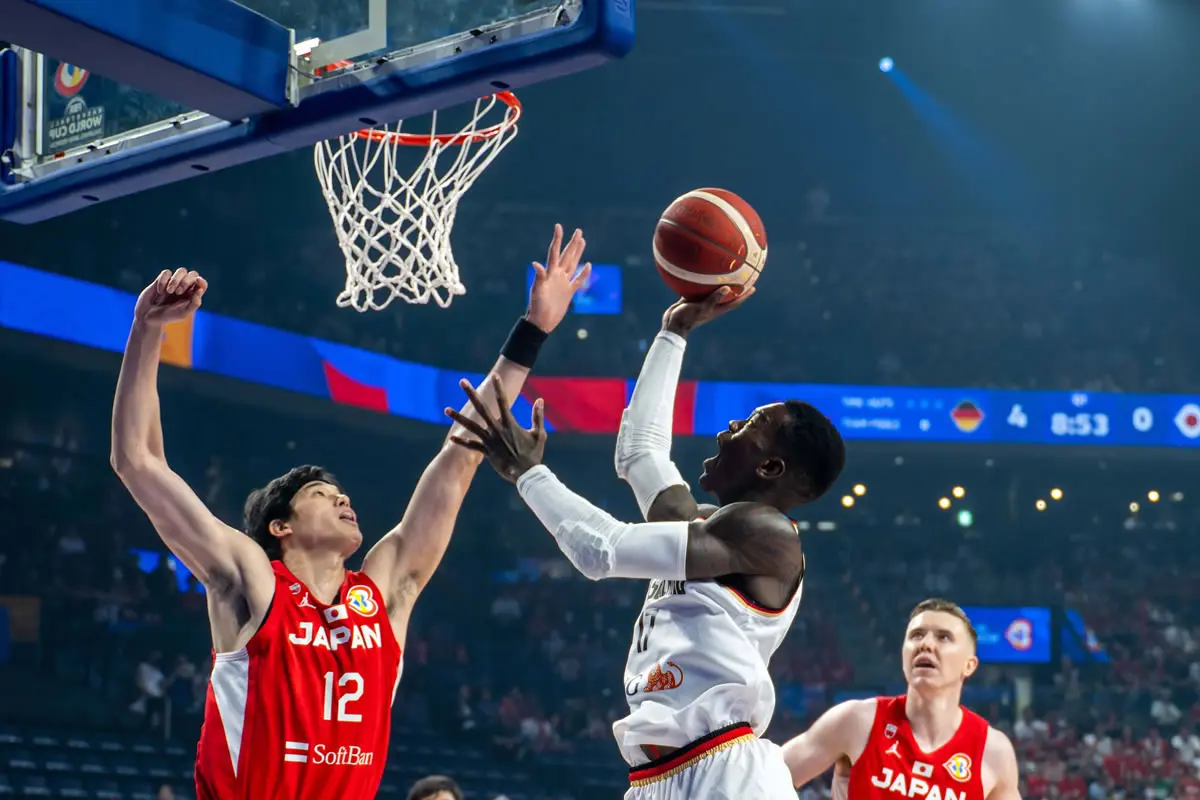 Dennis Schröder beim Korbleger gegen einen japanischen Verteidiger.