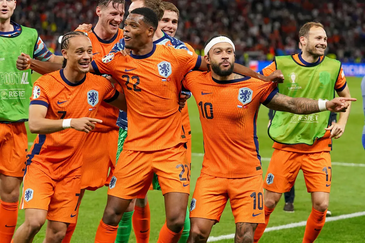 Die Niederänder jubeln nach dem Viertelfinale gegen die Türkei mit ihren Fans.