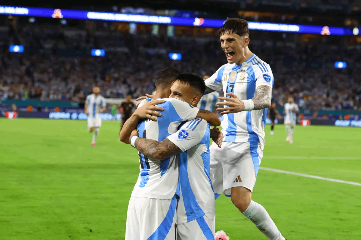 Argentinien feiert ein Tor.