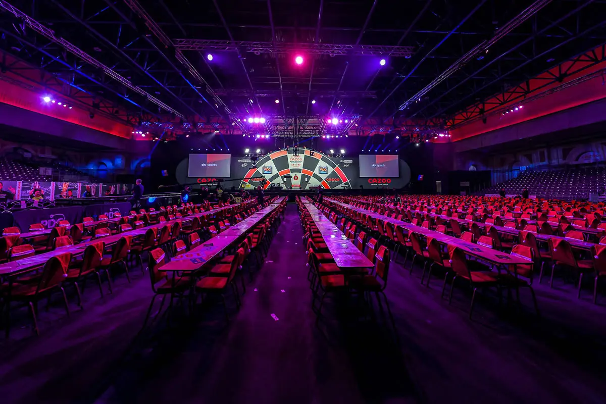 Ein Bild des leeren Ally Pally, auf dem alles für die Weltmeisterschaft bereits hergerichtet ist.