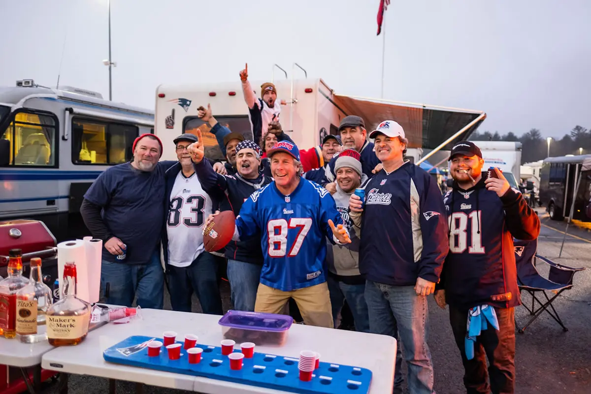 New England Patriots beim Tailgating am Parklplatz.