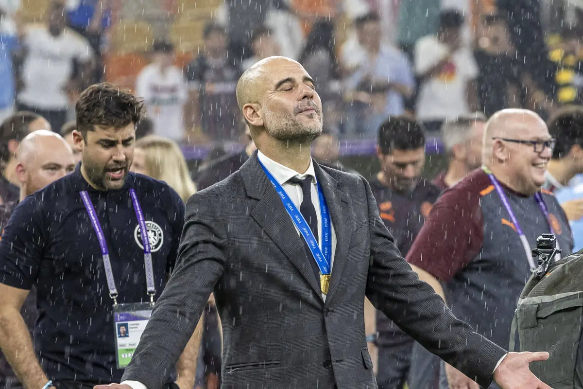 Pep Guardiola genießt den Regen nach dem Sieg bei der Klub-WM 2023