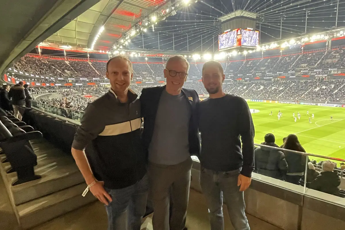 Ein Foto der beiden Gewinner mit Peter Stöger im Stadium in Frankfurt.
