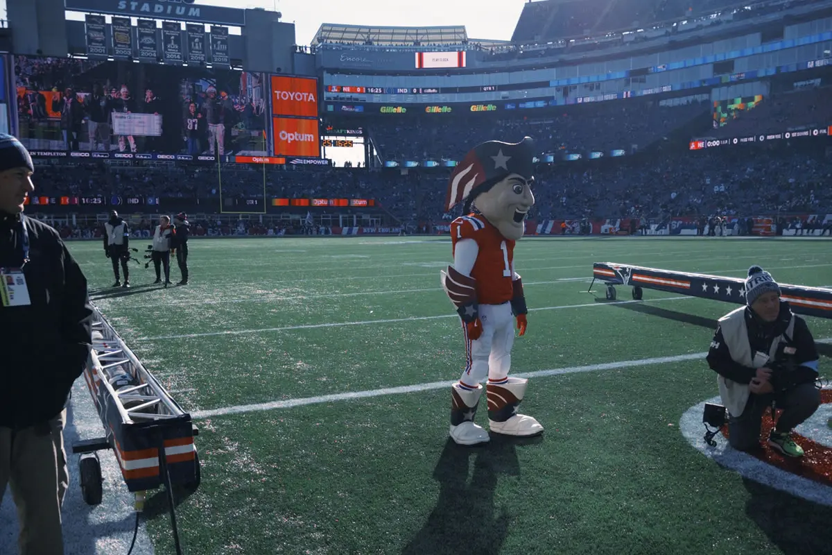 Pat Patriot, das Maskottchen der Patriots im Gilette Stadium am Spielfeld.