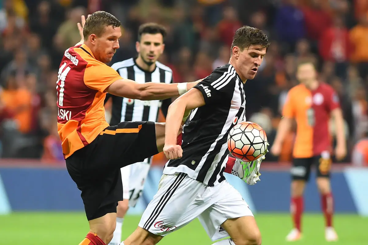 Lukas Podolski (Galatasaray) und Mario Gomez im Zweikampf.