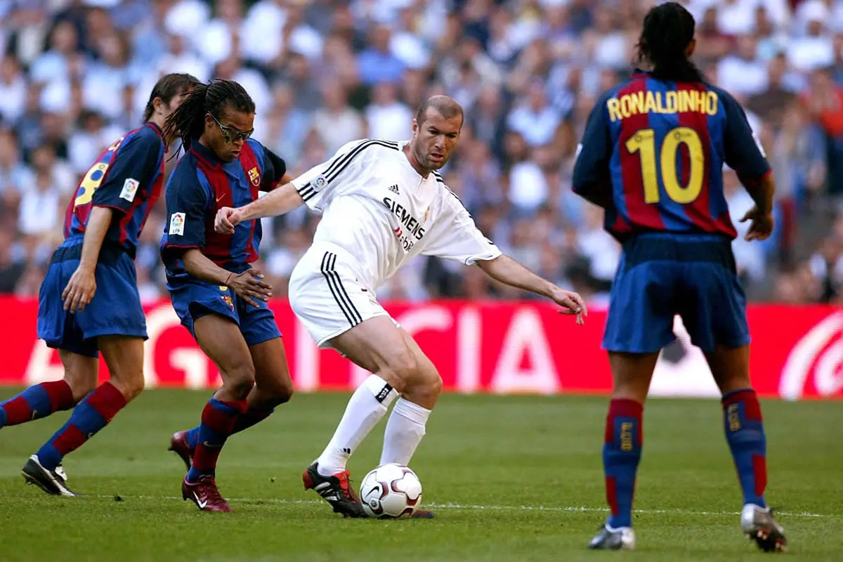 Zinedine Zidane (Real Madrid) and Edgar Davids (FC Barcelona) fight for the ball.