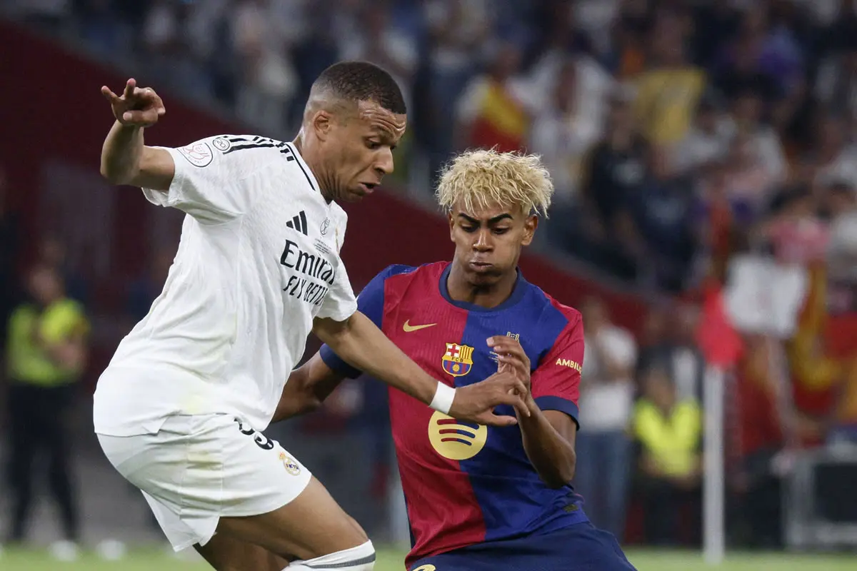 Lamine Yamal und Kylian Mbappé im Kampf um den Ball.
