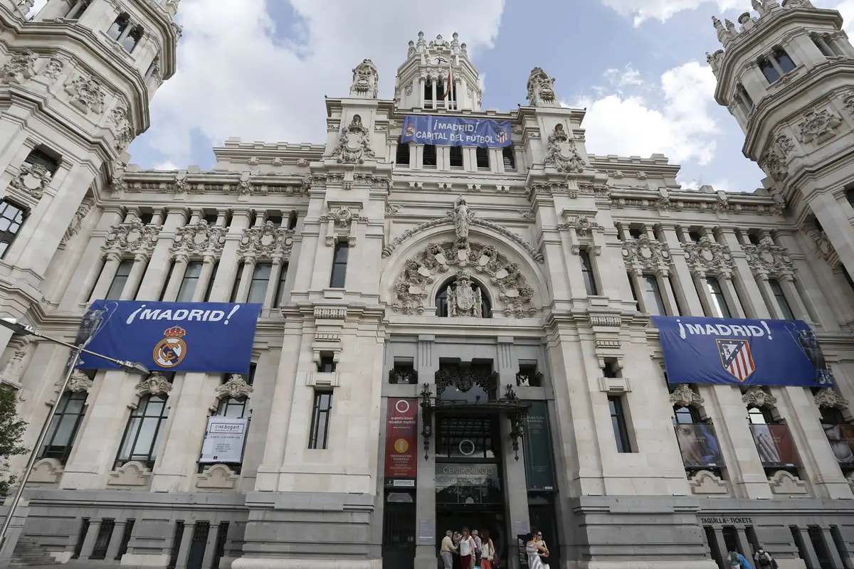 Rathaus Madrid mit Flaggen von Atlético und Real.