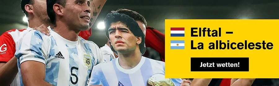 Fans mit einem Pappaufsteller von Maradonna.