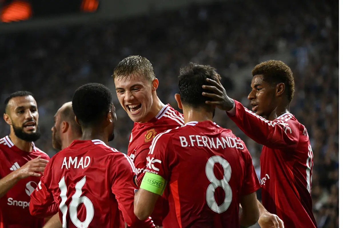 Das Team von Manchester United beim Torjubel.