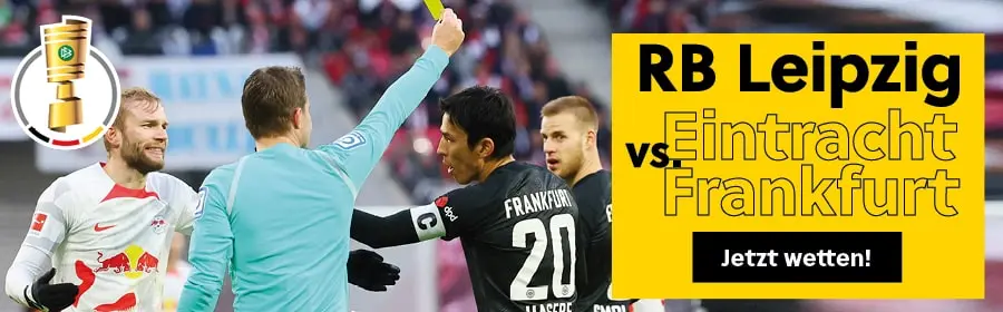 Der Schiedsrichter zeigt Frankfurt Kapitän Hasebe die gelbe Karte.