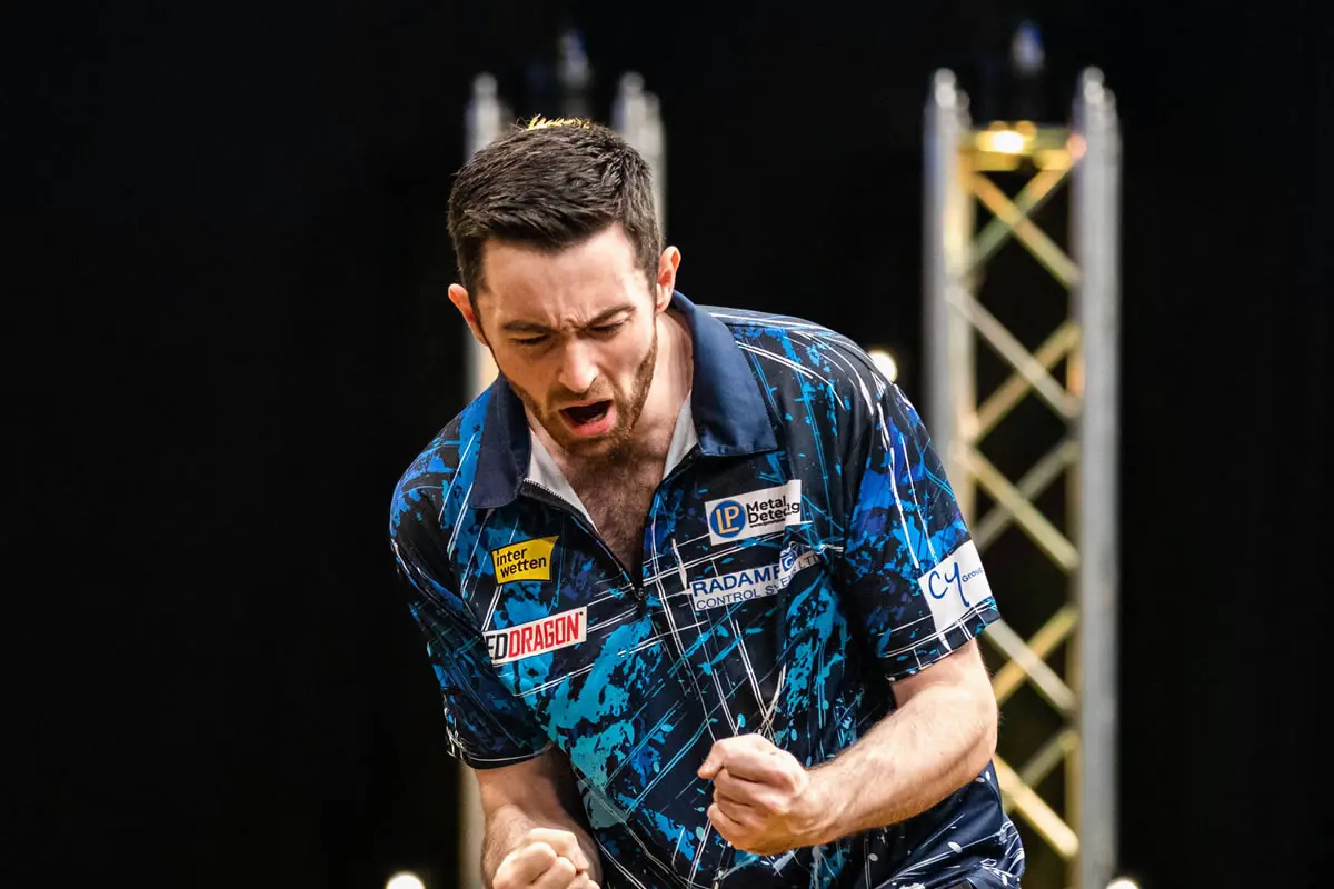 Luke Humphries ballt die Fäuste und jubelt.