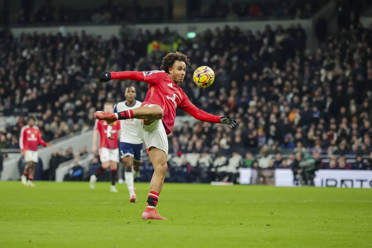 Tottenham v Manchester United, Tottenham Hotspur Stadium 16.02.2025. Joshua Zirkzee beim Volley.