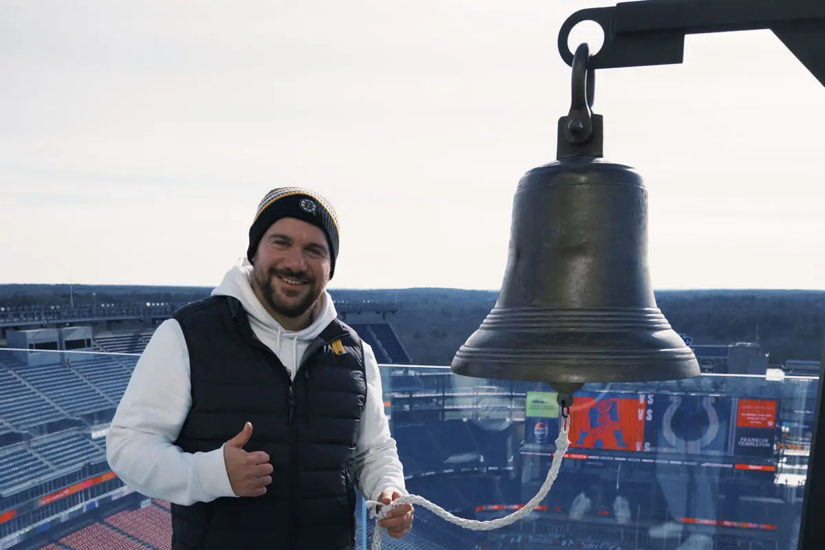 Ein glücklicher Gewinner mit dem Keeper of the Light. Der Glocke im Lighthouse neben dem Gilette Stadium.