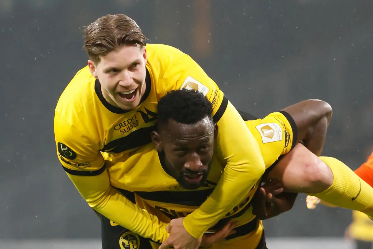 Cedric Itten und Silvere Ganvoula von den Young Boys Bern feiern ein Tor gegen den FC. St. Gallen.