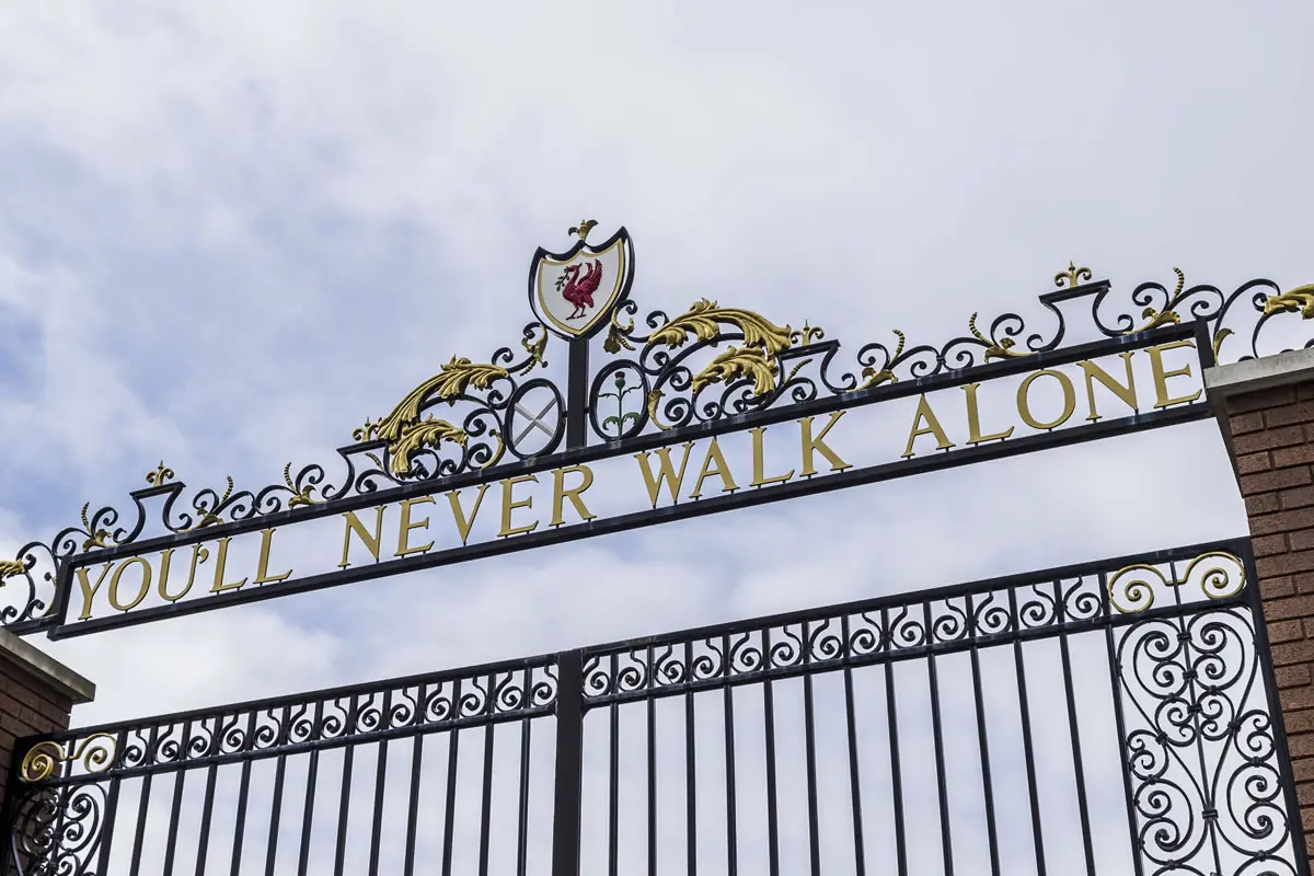Das Shankly Tor in Liverpool von unten betrachtet.