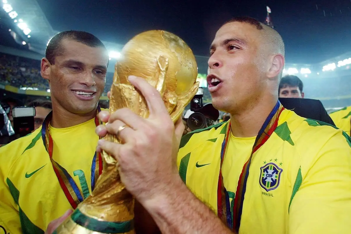 Ronaldo (re.), Rivaldo (li., beide Brasilien) feiern den Gewinn der Weltmeisterschaft 2002.