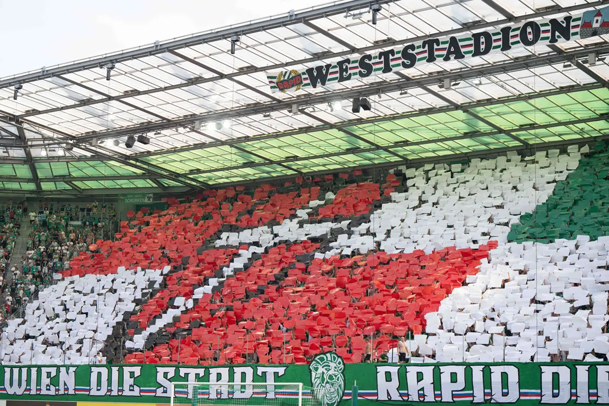 Zu sehen ist eine Choreografie der Rapid-Anhänger bei einem Heimspiel von Rapid.