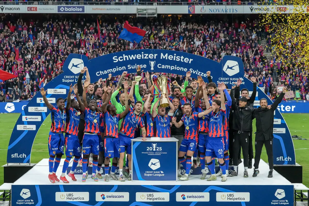 Der FC Basel beim Jubel über den Meistertitel in der Saison 2024/25.