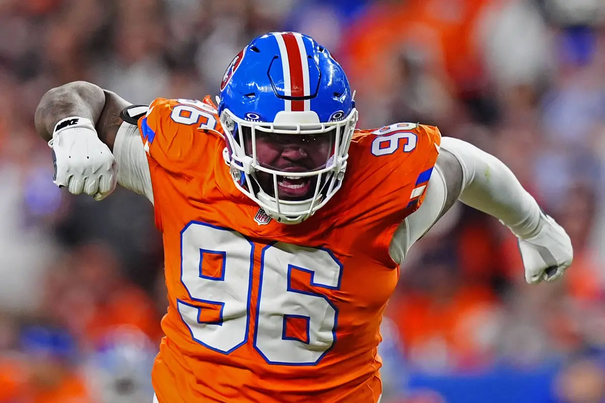 NFL, American Football Herren, USA Los Angeles Chargers bei den Denver Broncos am 04.01.22026 in Denver, Colorado, USA. Denver Broncos Verteidiger Eyioma Uwazurike bejubelt einen Sack im vierten Viertel des Spiels gegen die Los Angeles Chargers.