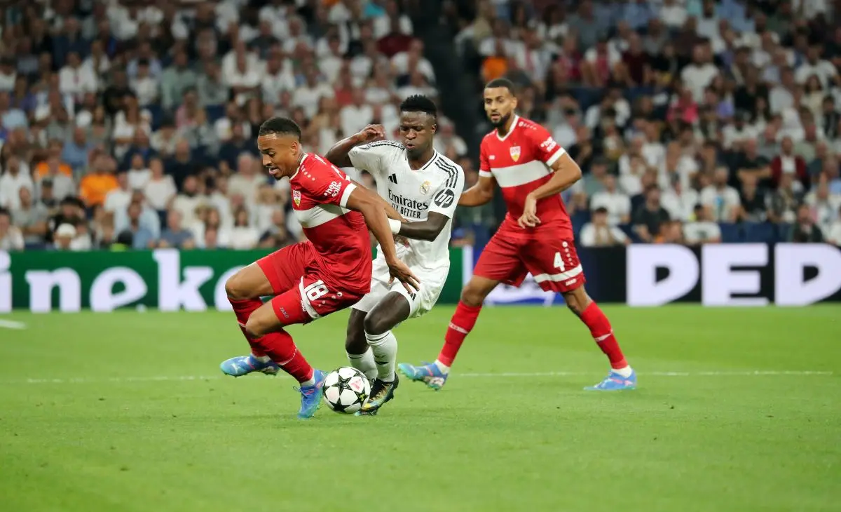 Vinicius JR regateando contra el Stuttgart FC.