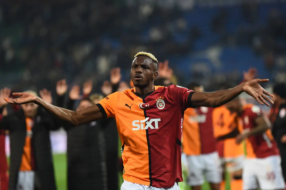 Victor Osimhen von Galatasaray feiert den Sieg im türkischen Super League Mathc zwischen Caykur Rizespor und Galatasaray im Caykur Didi Stadium am 17.02.2025.