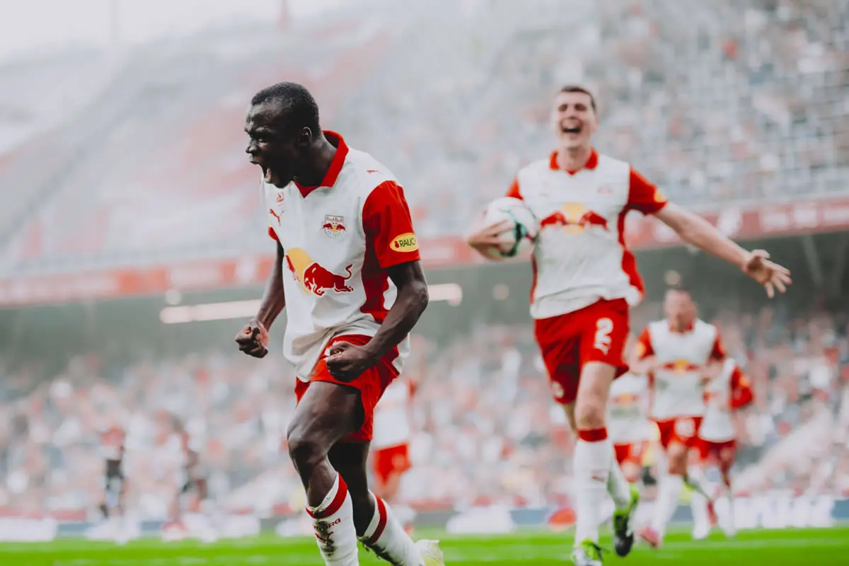 Soumaila Diabate und Tim Trummer von FC Red Bull Salzburg während dem Bundesliga Spiel gegen den LASK am 23.08.2025 in Salzburg.