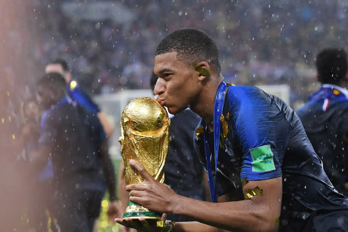 Kylian Mbappe küsst den WM-Pokal.