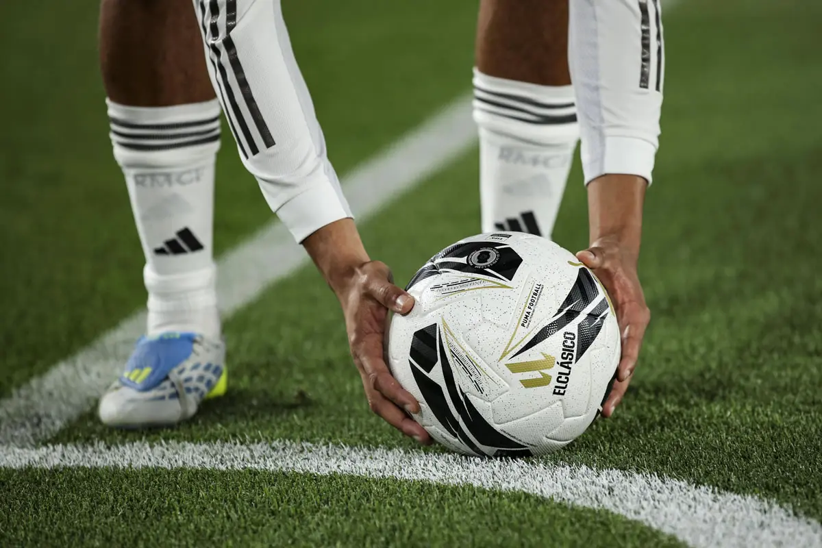 Trent Alexander-Arnold legt sich den Ball zur Ausführung einer Ecke zurecht.