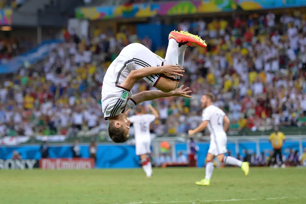 Miroslav Klose bejubelt ein Tor mit mit einem Salto.