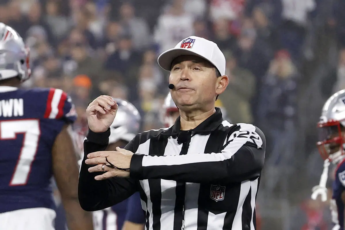 Ein NFL-Schiedsrichter signalisiert einen unerlaubten Einsatz der Hände oder Arme.