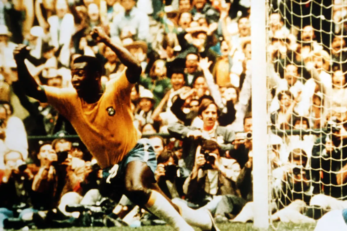 Pelé feiert einen Treffer für Brasilien gegen Italien bei der FIFA-Weltmeisterschaft 1970.