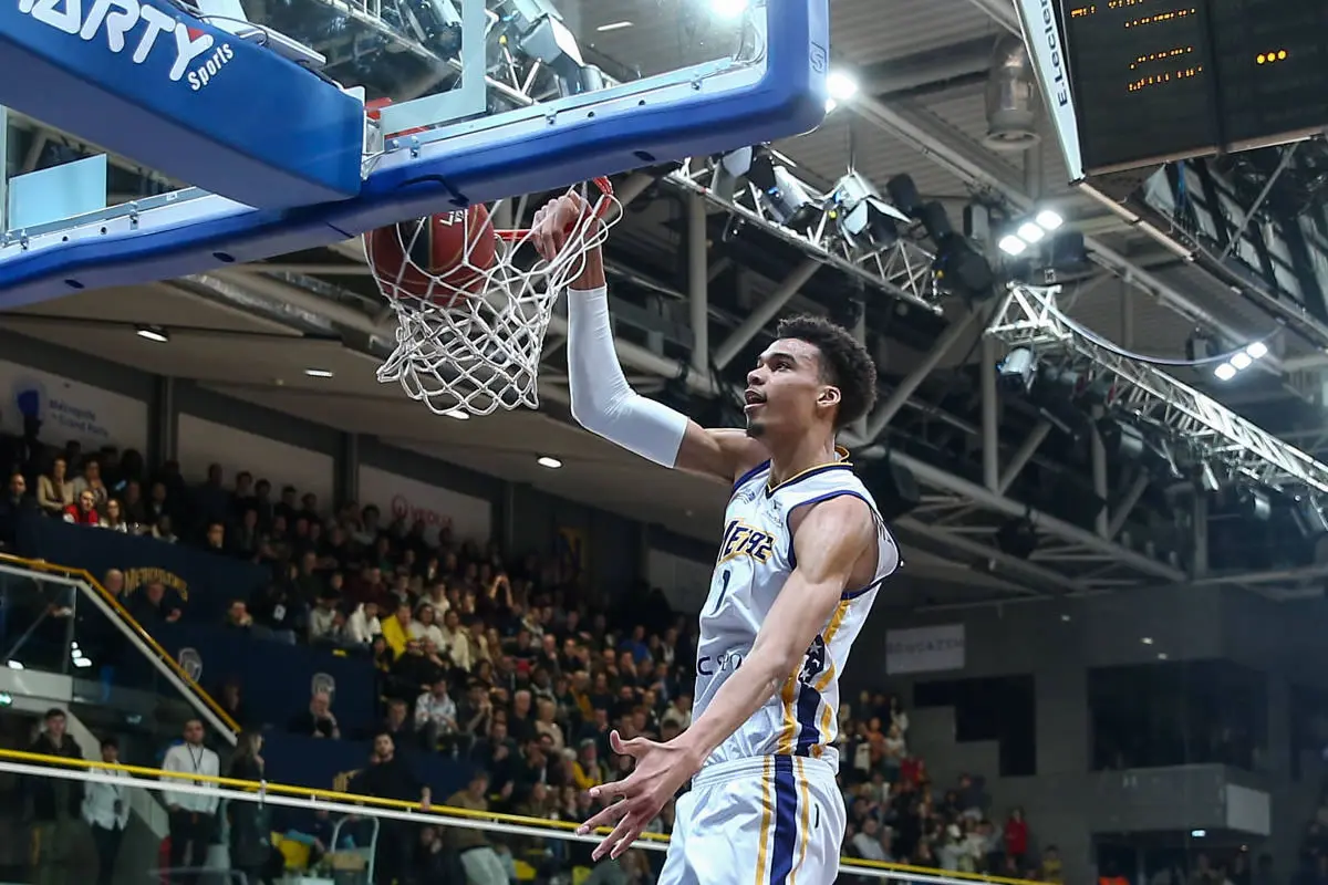 Ein College Basketballspieler beim Dunk.