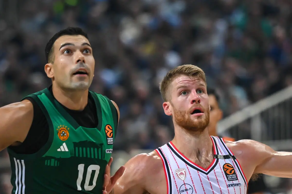 Κώστας Σλούκας και Thomas Walkup κατά τη διάρκεια ενός αγώνα.