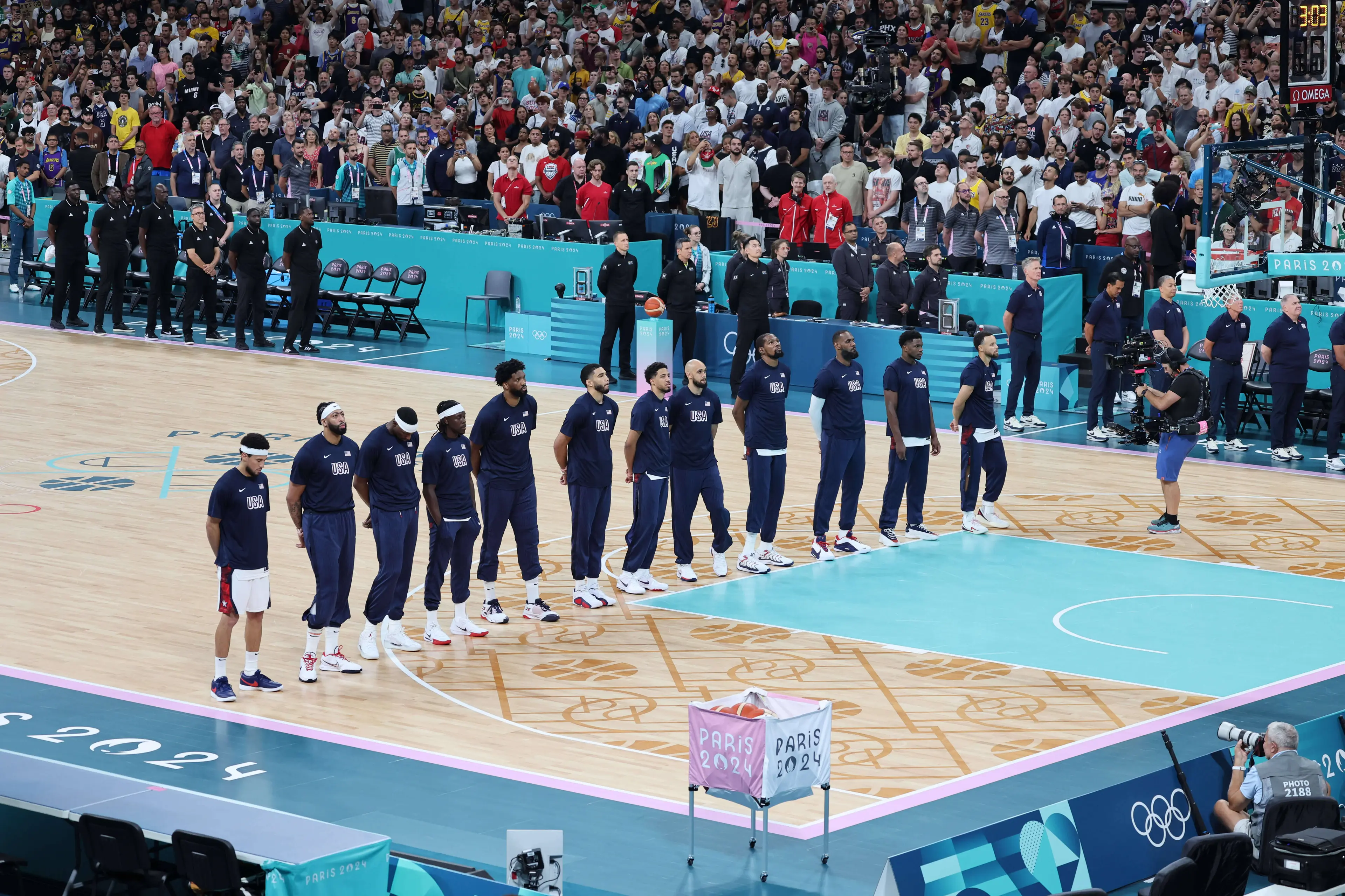La selección de Estados Unidos de baloncesto escuchando su himno en París 2024.