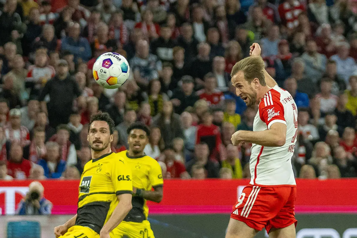 Harry Kane beim Kopfball. Im Hintergrund Mats Hummels.