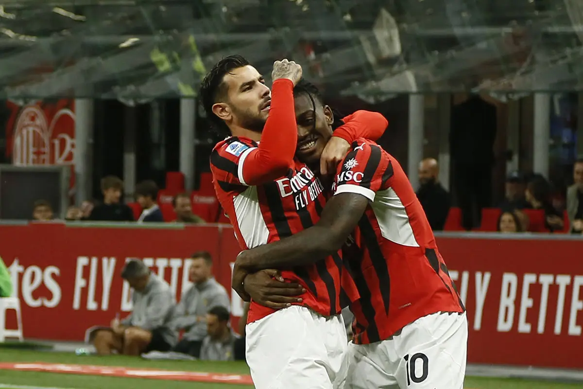 Theo Hernandez und Rafael Leao von AC Mailand.