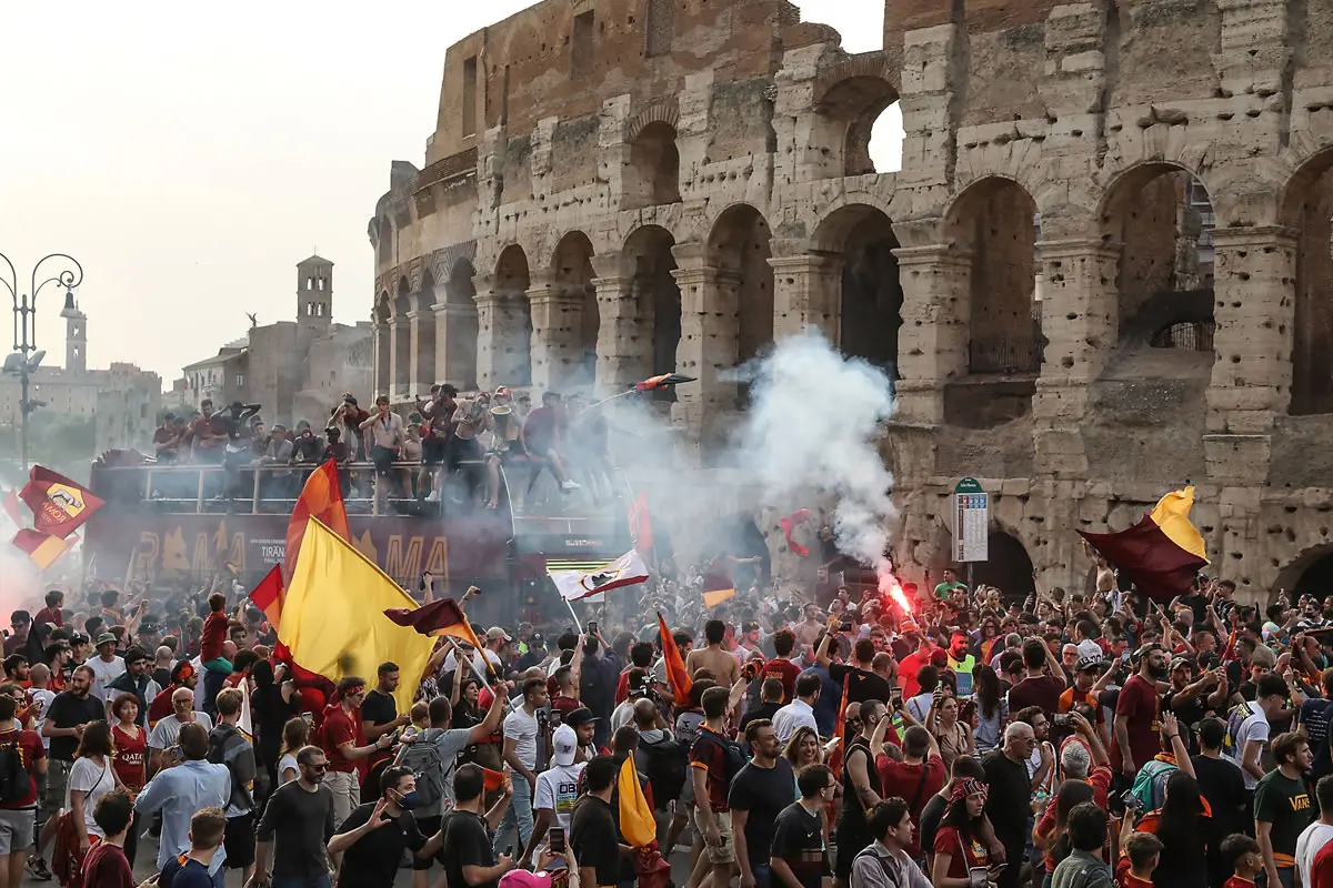Fans der AS Roma feiern vor dem Kolosseum.