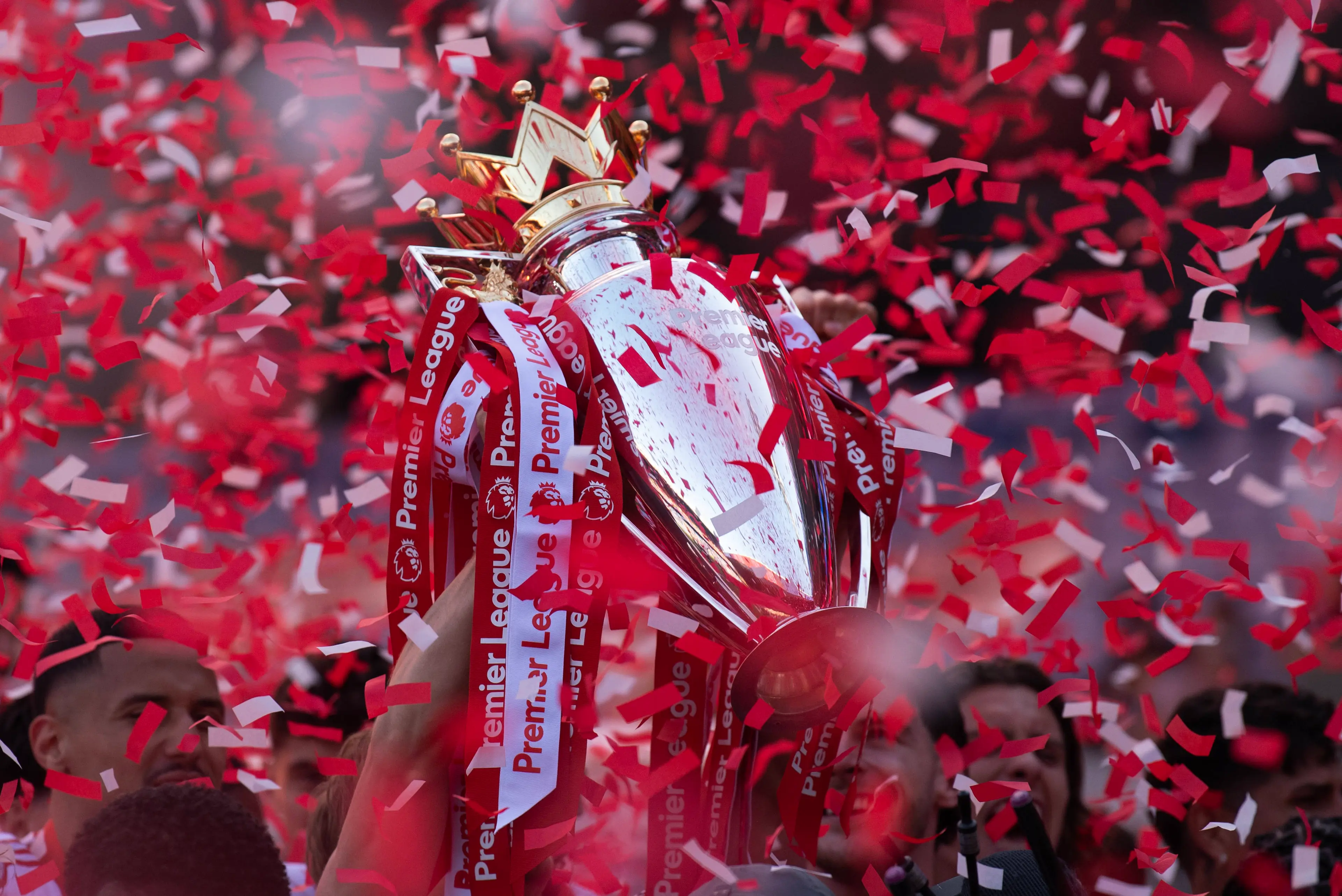 Η Άρσεναλ πανηγυρίζει την κατάκτηση της Premier League 2025-26, σηκώνοντας το τρόπαιο του πρωταθλητή μέσα σε ένα εντυπωσιακό σκηνικό με κόκκινα και λευκά κομφετί και ξέφρενους πανηγυρισμούς.