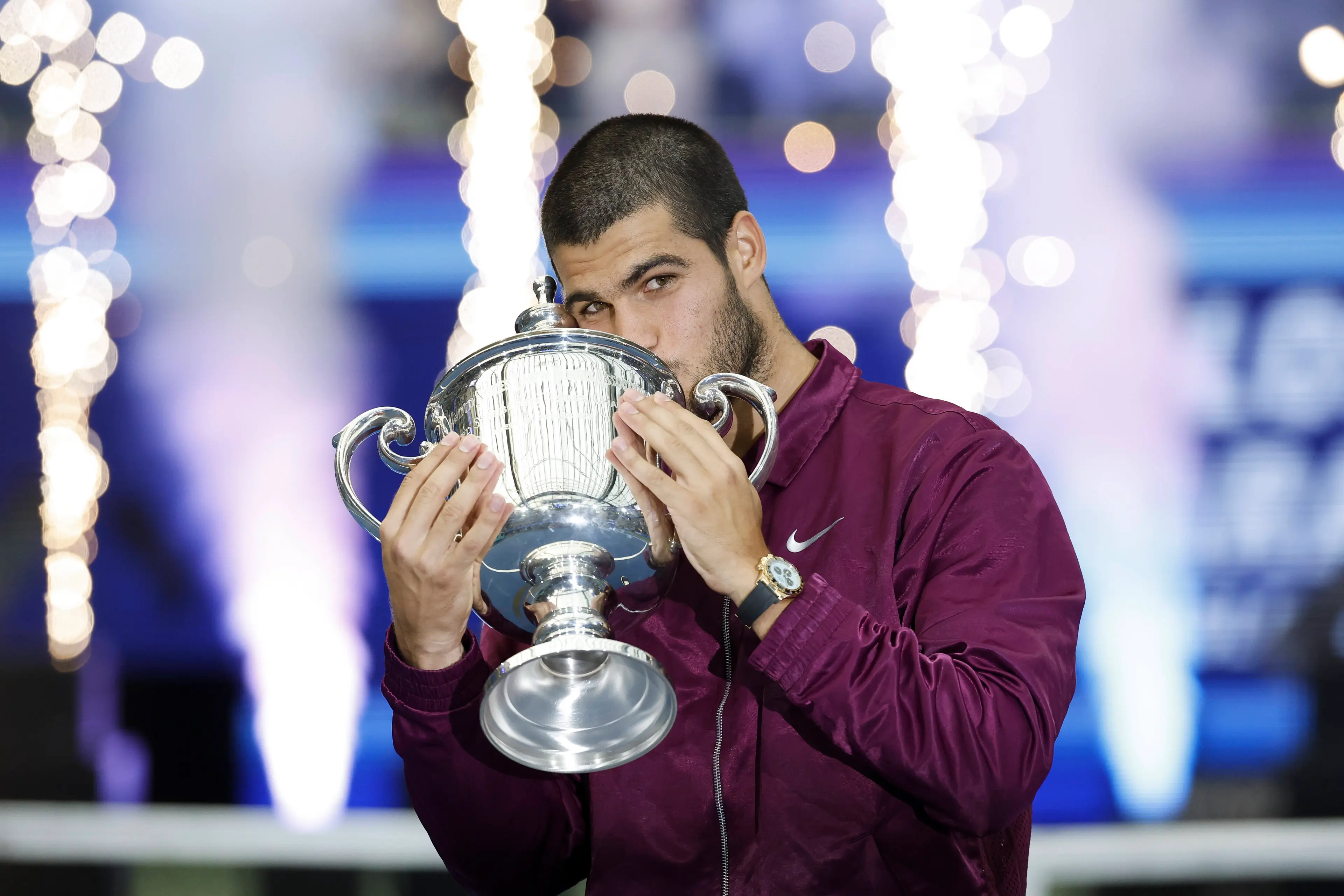 Ο Κάρλος Αλκαράθ κατακτά το US Open 2025 στο μονό ανδρών και πανηγυρίζει με το τρόπαιο του πρωταθλητή στη Νέα Υόρκη.