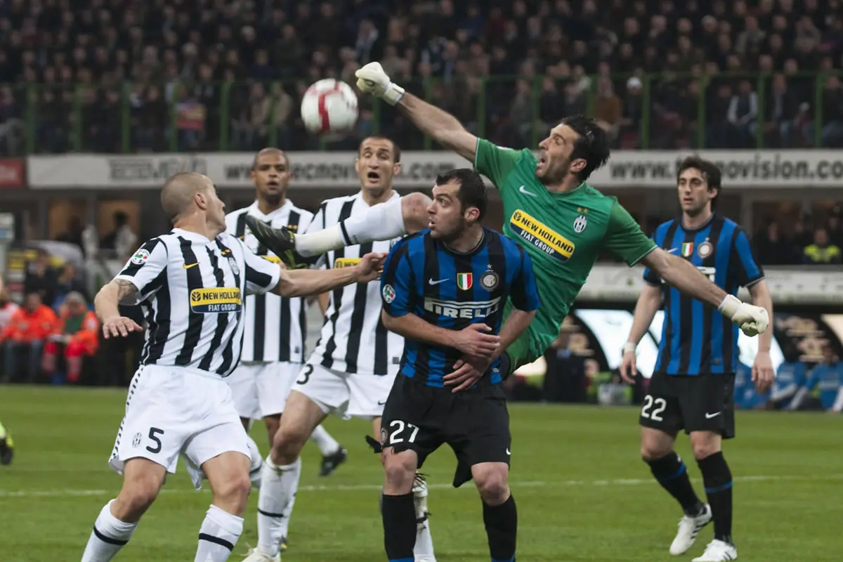 Fabio Cannavaro, Goran Pandev und Gianluigi Buffon im Derby d'Italia 2009/10.