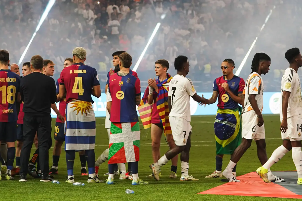 El Clásico - Real Madrid und Barca beim Shakehands.